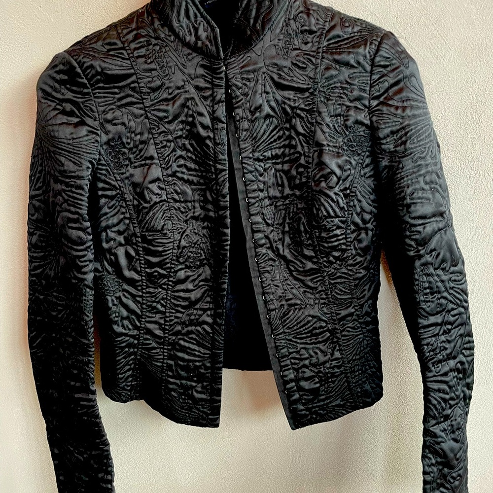 Short, elegant and chic jacket with multiple hook closures.